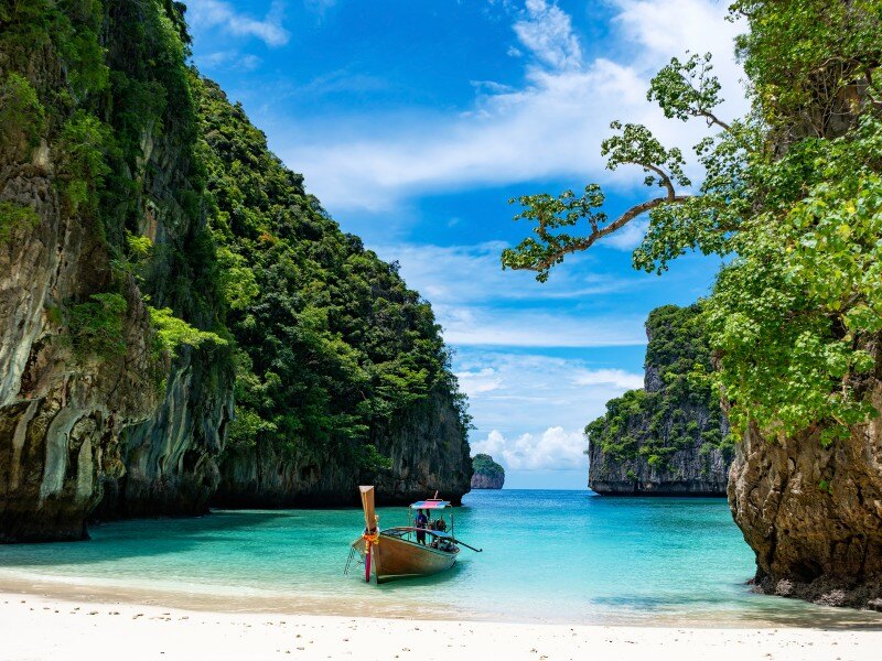 Boat_in_Loh_Samah_Bay_in_Phi_Phi_Island_Thailand
