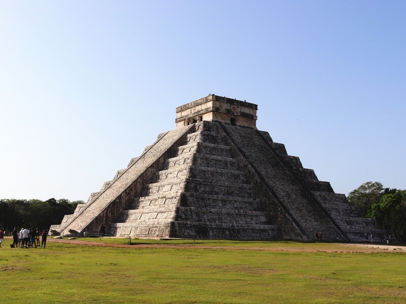 Great_Pyramid_of_Chichen_Itza_during_Daytime