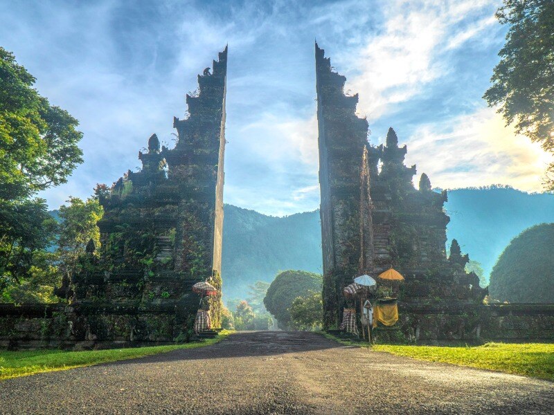 Handara_Gate_Uner_Blue_Sky
