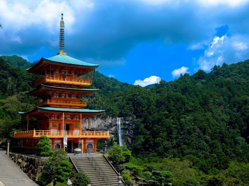 Orange_Palace_Near_Trees⁠