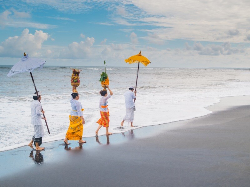 People_Performing_Nyepi_Ceremony_at_the_Beach