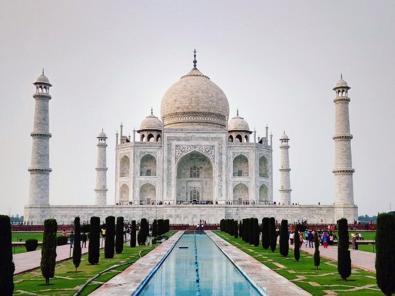 Pool_in_front_of_Taj_Mahal