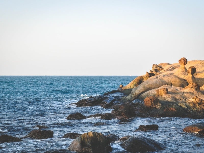 Rock_formations_next_to_the_Pacific_Ocean_at_Yehliu_Geopark_Taiwan