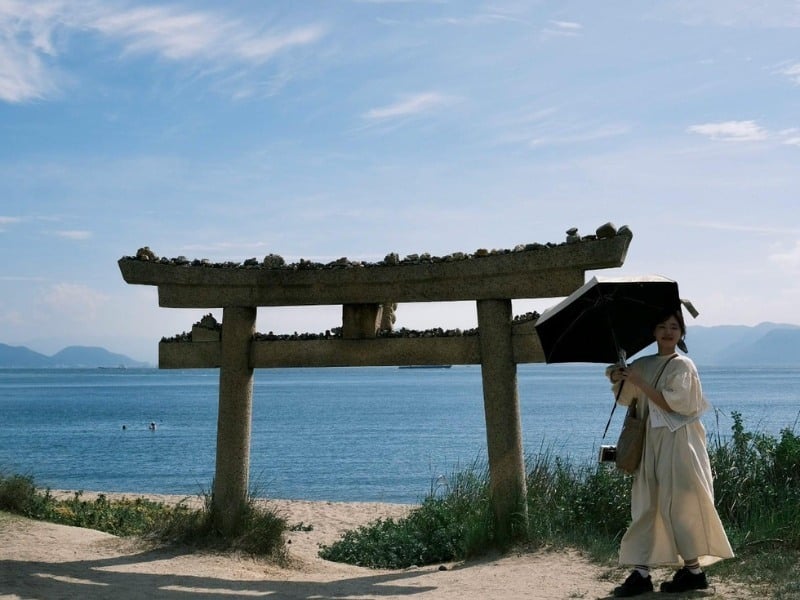 Traditional_Torii_Gate_on_Naoshima_Island_Beach
